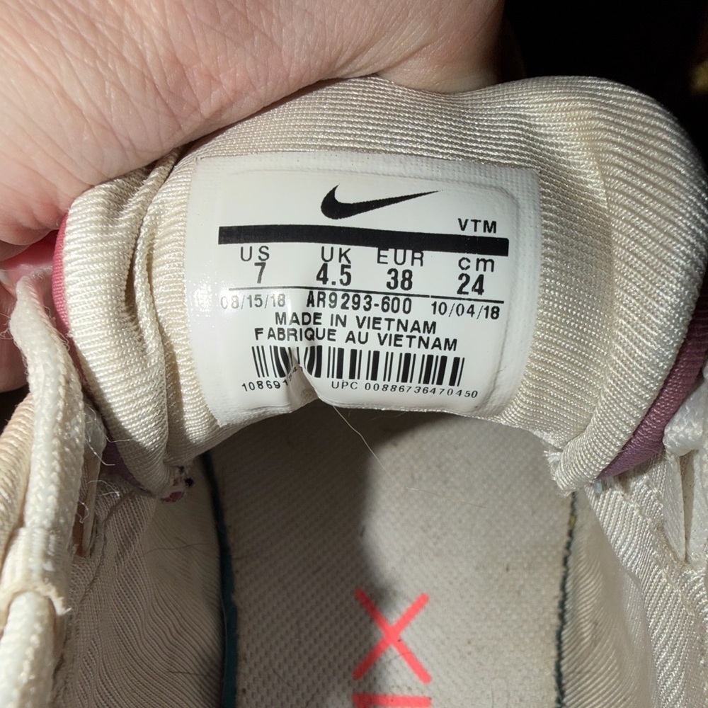 Woman’s Nike Air Max 720’s - Picture 14 of 16